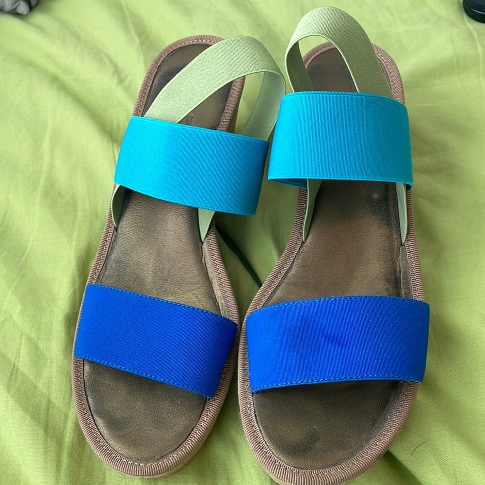 GUC size 9.5 The Flexx wedge sandals